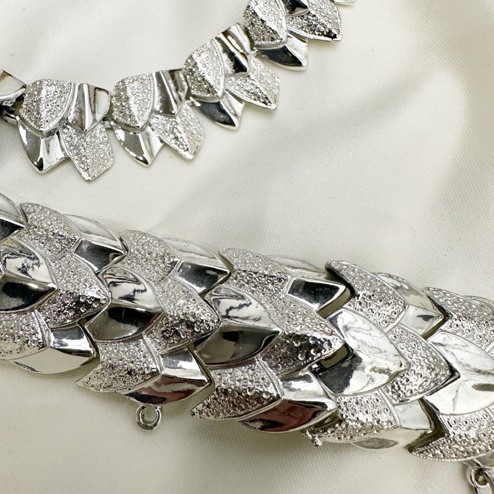 Vintage Coro rhodium plated necklace and bracelet set - Picture 4 of 6